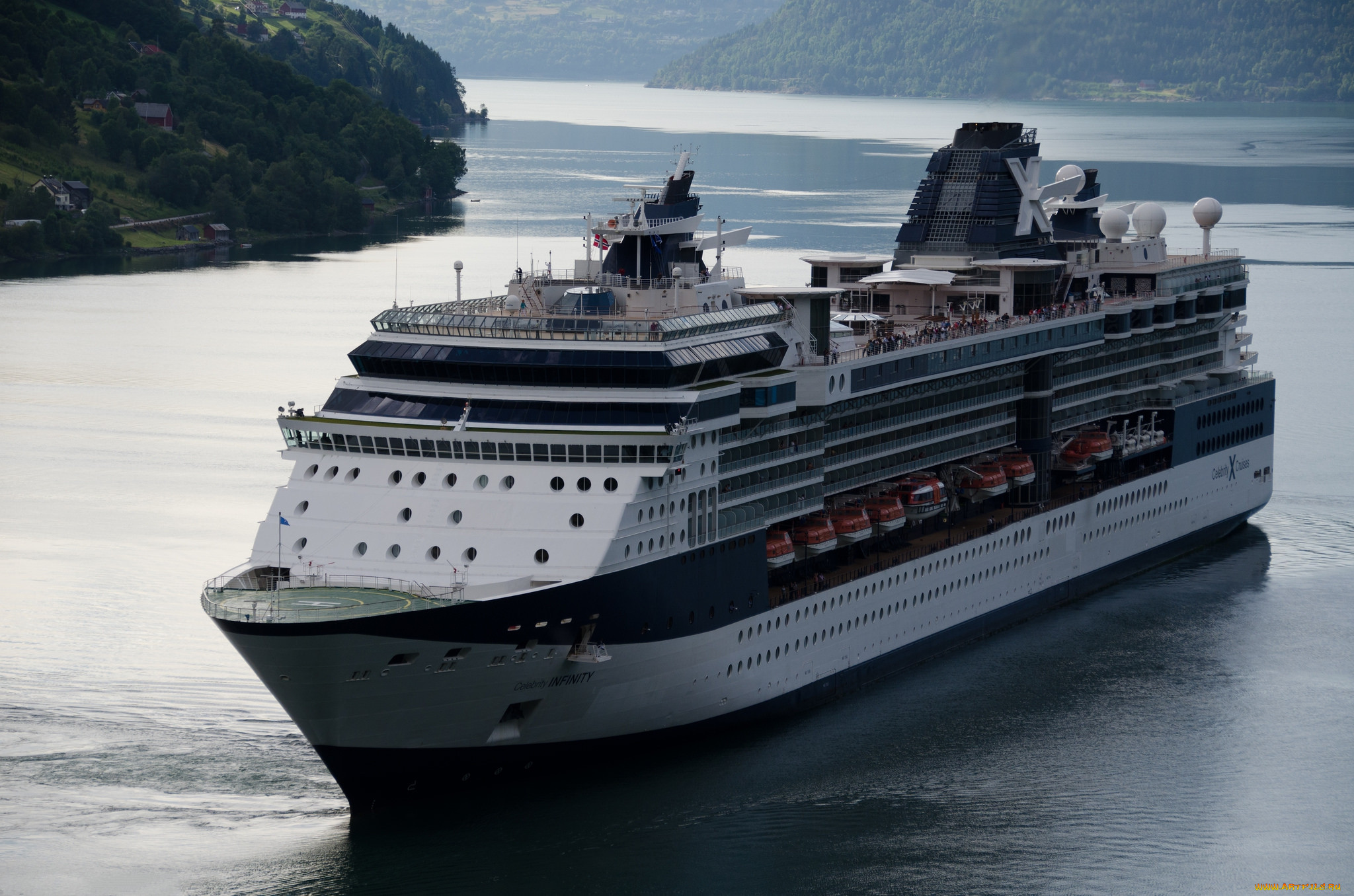 Лайнер 18. Celebrity Infinity лайнер. Celebrity Infinity 5. Инфинити корабль. Мак круиз лайнер грузовик.